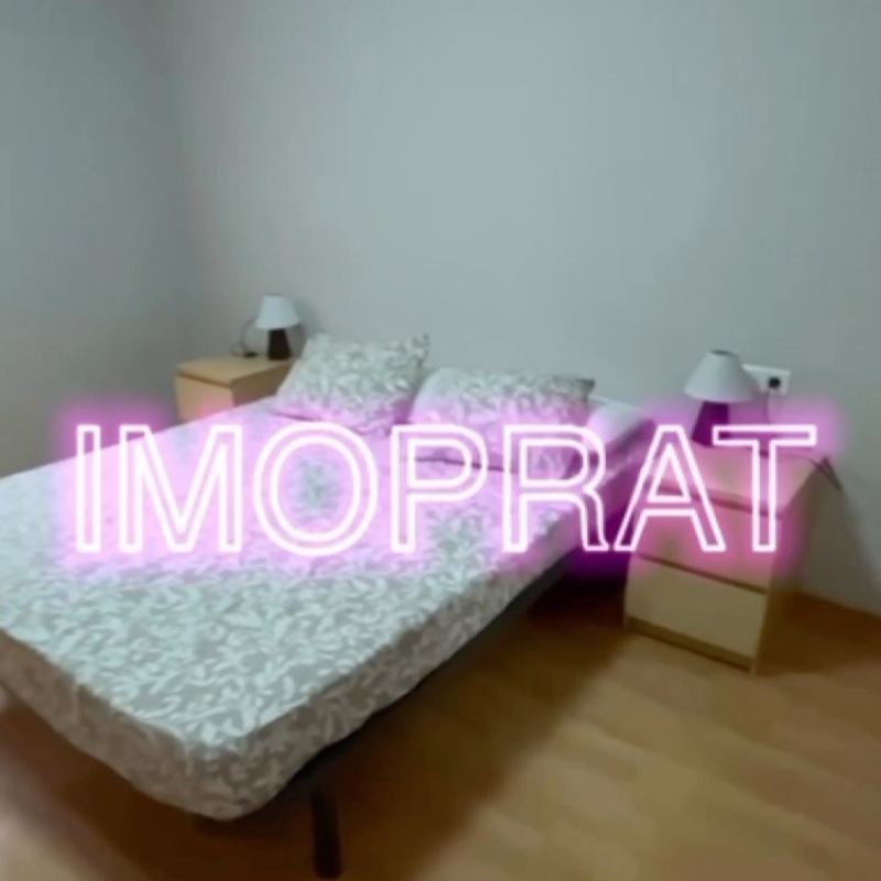 Piso de alquiler por 900€ de tres habitaciones, ascensor y muy luminoso 