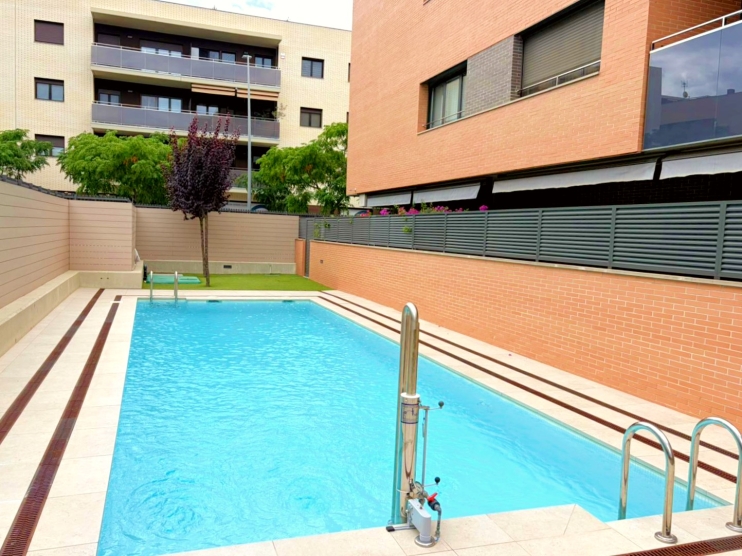 Imo 134 Piso en venta en Finca seminueva con piscina comunitaria 